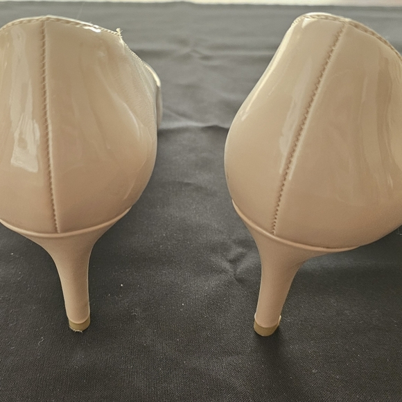 Jaclyn Smith Memo Tech Nude Vinyl 1 1/2" Heels Size 9M - Picture 2 of 7